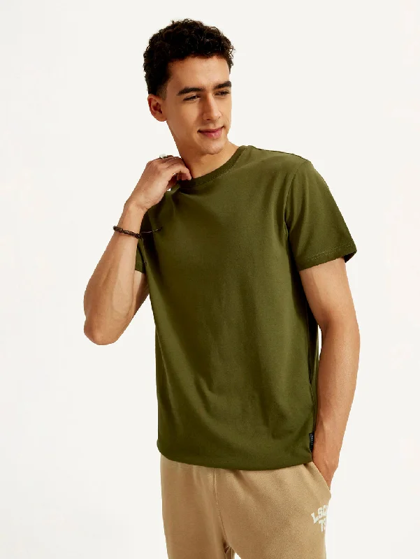 Men's breathable performance t-shirt-Men's Solid Slim Fit T-shirt